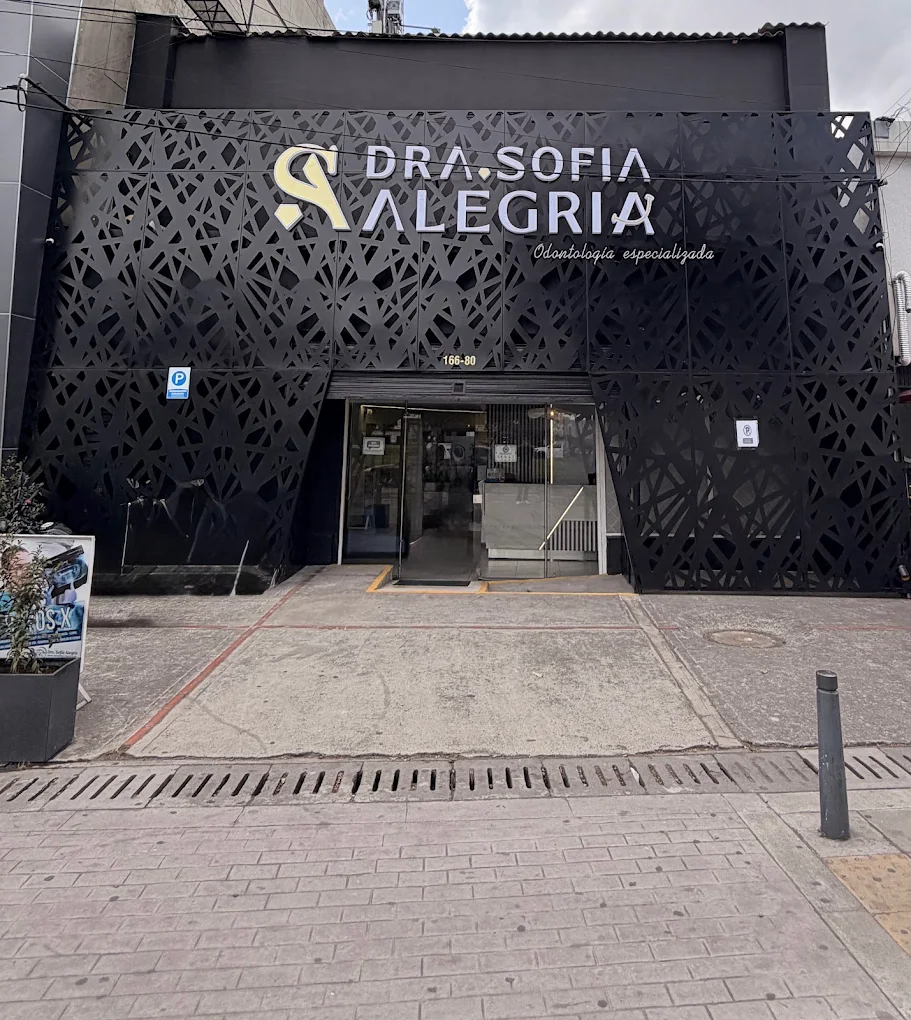 Fachada de la Clínica Dra. Sofía Alegría en la Autopista Norte de Bogotá