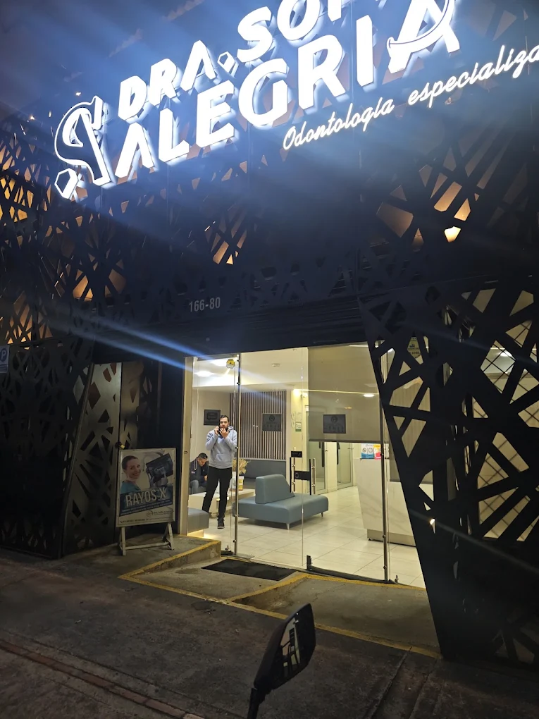 Fachada de la clínica iluminada de noche