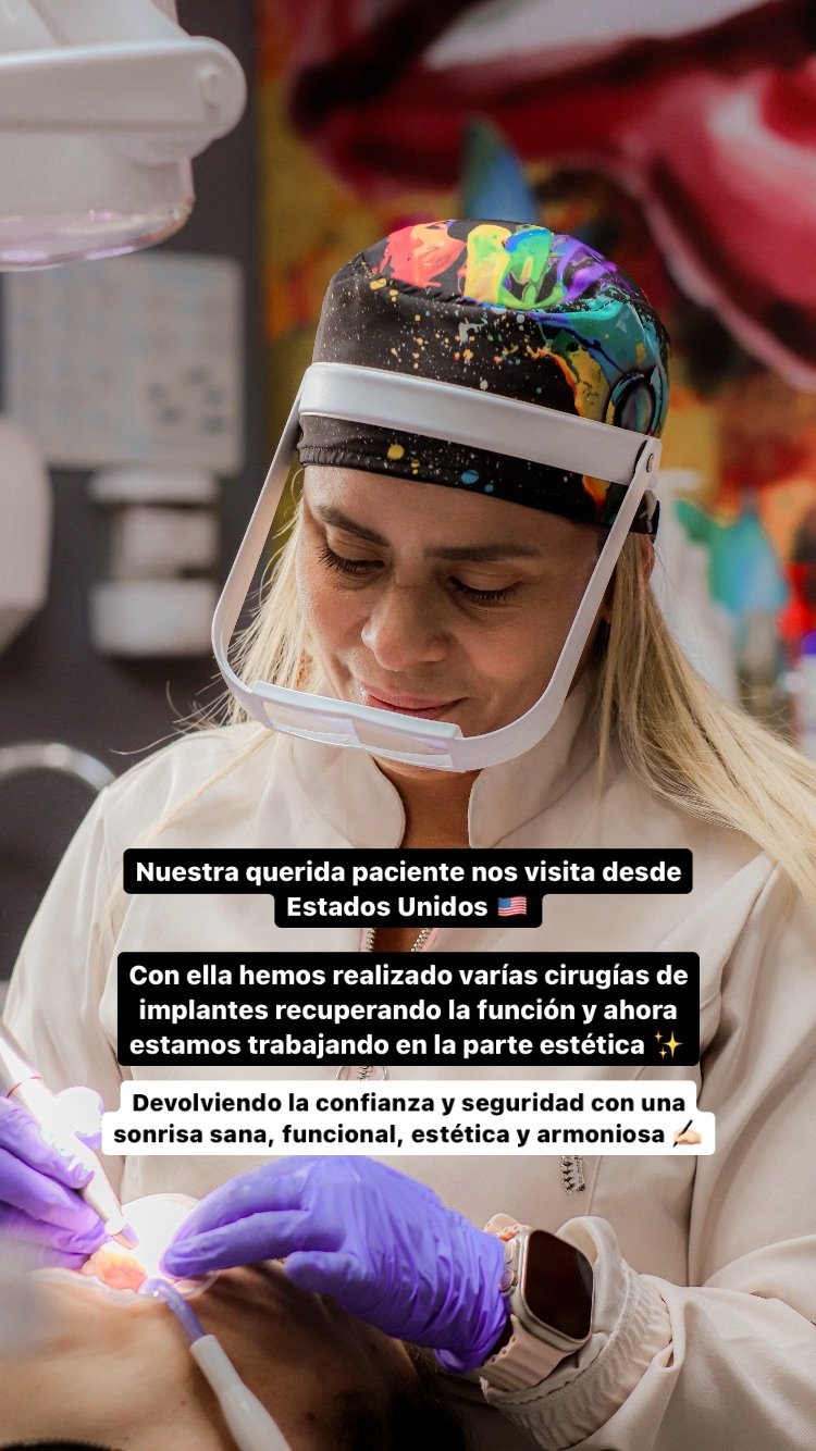 La Dra. Sofía Alegría atendiendo a una paciente